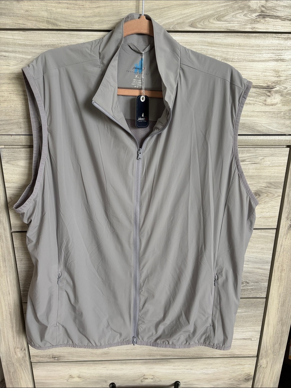 a johnnie-O Men's Axis Water Resistant Performance Vest
